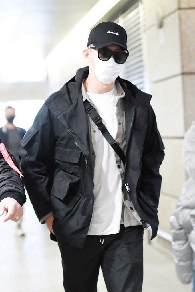 黄景瑜简单干练机场时尚穿搭图片