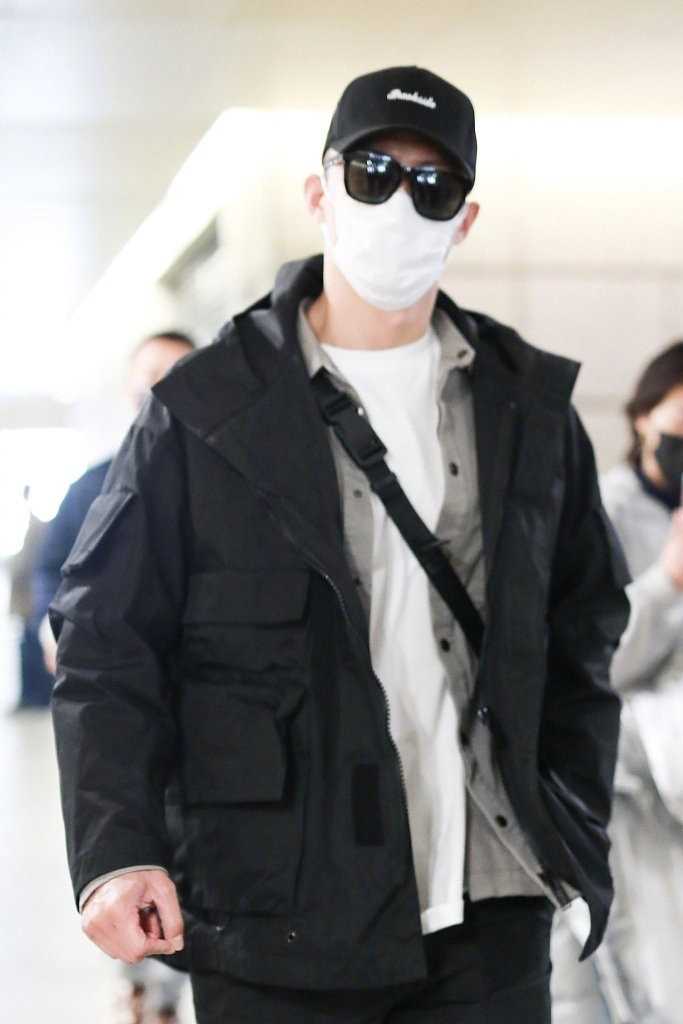 黄景瑜简单干练机场时尚穿搭图片