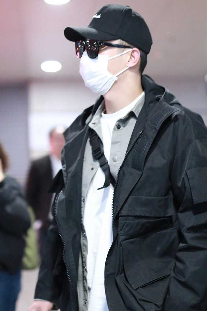 黄景瑜简单干练机场时尚穿搭图片