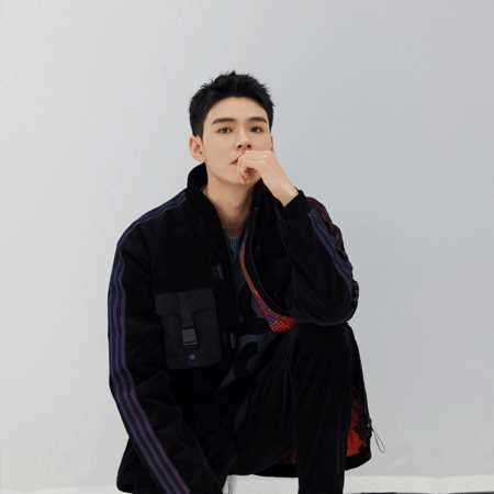 特别专辑龚俊最新时尚红色幕布高清冷酷大片图片