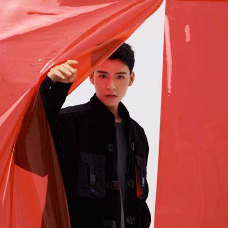 特别专辑龚俊最新时尚红色幕布高清冷酷大片图片