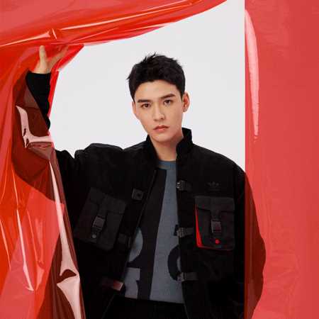 特别专辑龚俊最新时尚红色幕布高清冷酷大片图片