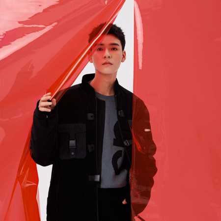 特别专辑龚俊最新时尚红色幕布高清冷酷大片图片