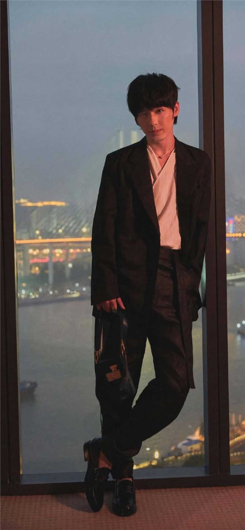 最新白宇黑夜时尚西装型男魅力拍摄图片壁纸