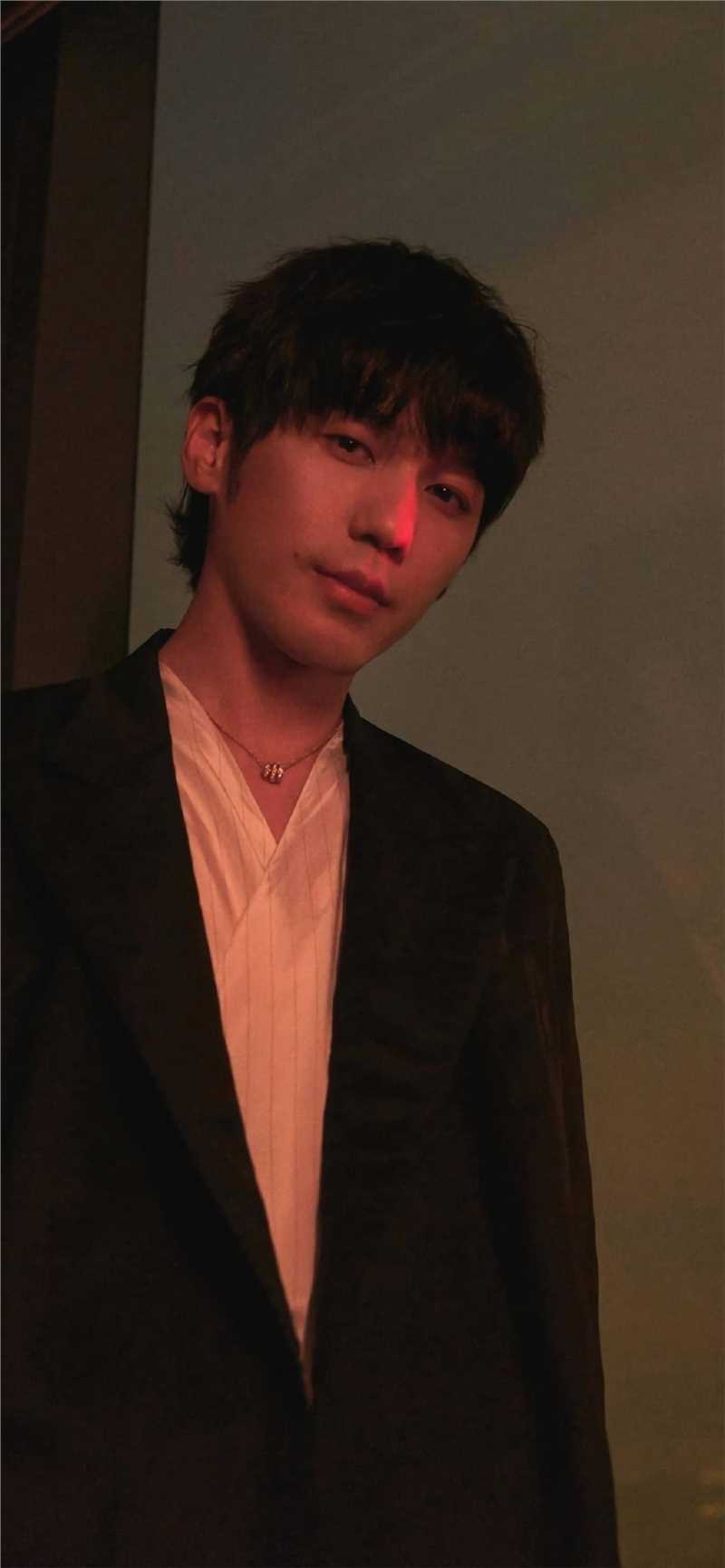 最新白宇黑夜时尚西装型男魅力拍摄图片壁纸