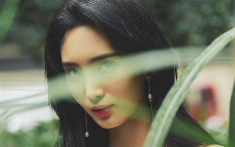 精选古典美女王紫璇性感锁骨诱惑树林中惊艳图册