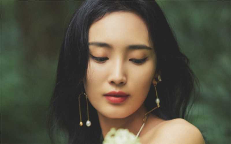 精选古典美女王紫璇性感锁骨诱惑树林中惊艳图册