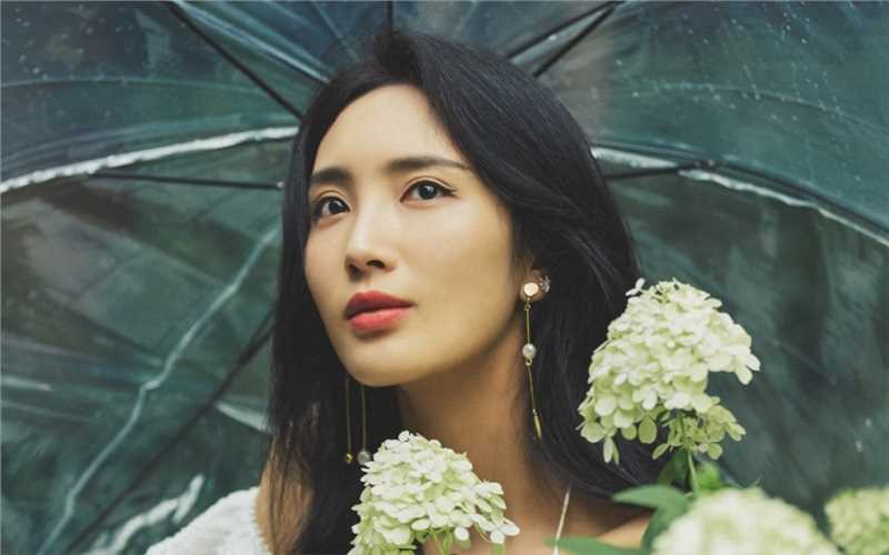 精选古典美女王紫璇性感锁骨诱惑树林中惊艳图册