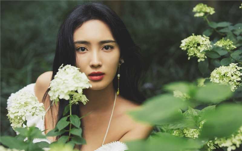 精选古典美女王紫璇性感锁骨诱惑树林中惊艳图册