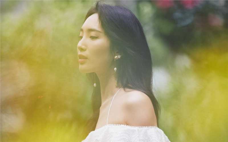 精选古典美女王紫璇性感锁骨诱惑树林中惊艳图册