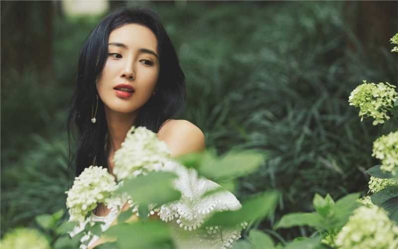 精选古典美女王紫璇性感锁骨诱惑树林中惊艳图册