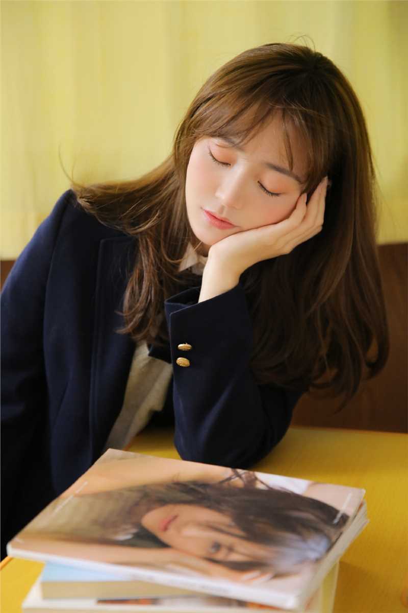 优质灵气十足棕发甜美女孩jk制服白丝细腿集图片