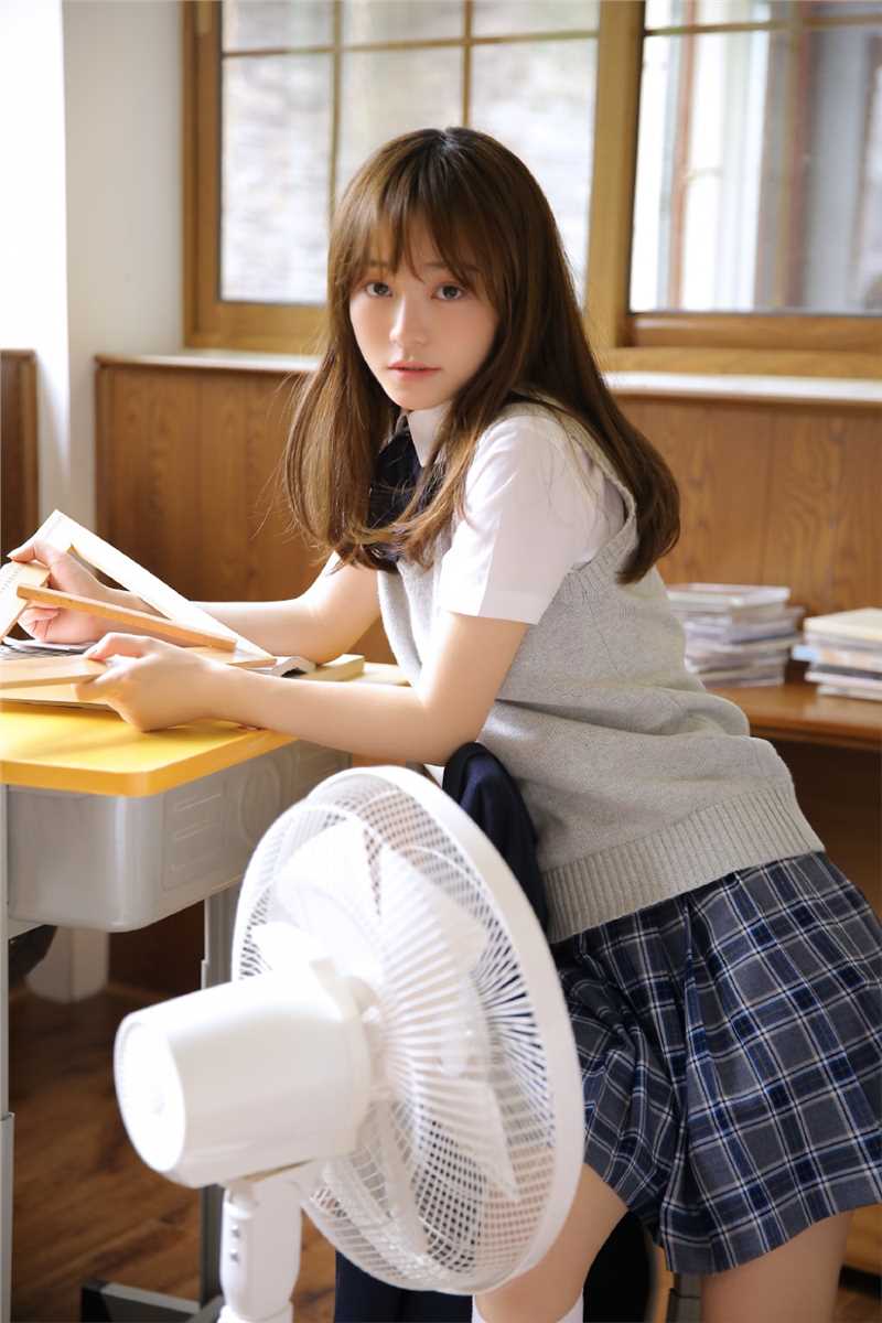 优质灵气十足棕发甜美女孩jk制服白丝细腿集图片