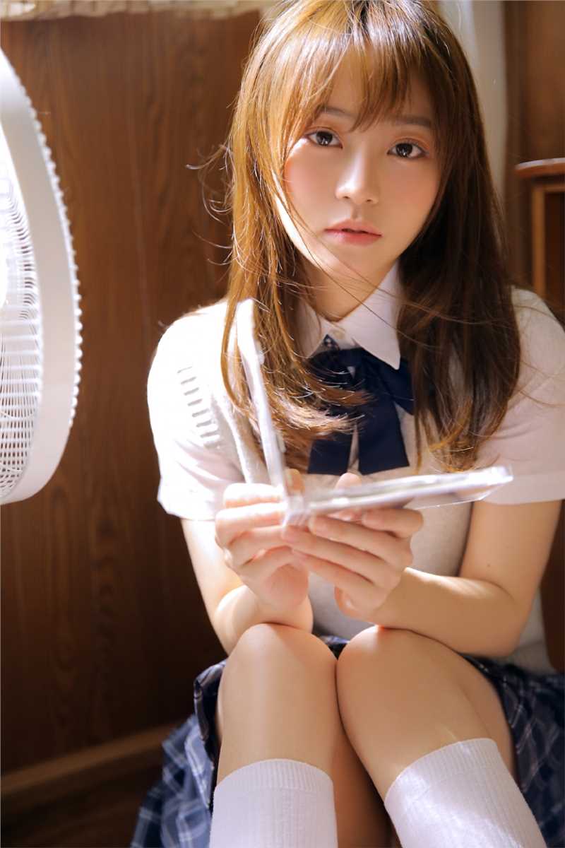 优质灵气十足棕发甜美女孩jk制服白丝细腿集图片