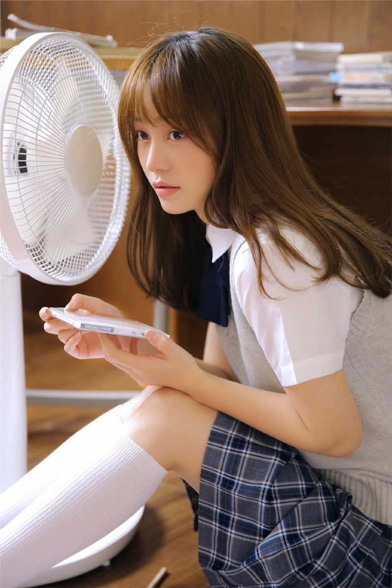 优质灵气十足棕发甜美女孩jk制服白丝细腿集图片