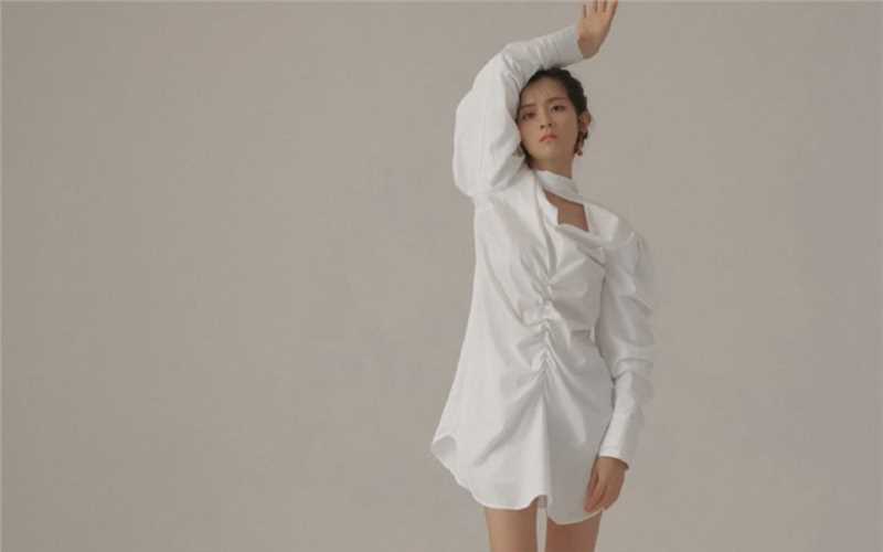 陈昊宇俏皮羊角辫白色裙子少女风时尚