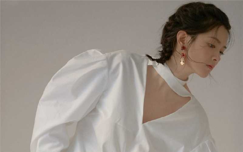 陈昊宇俏皮羊角辫白色裙子少女风时尚