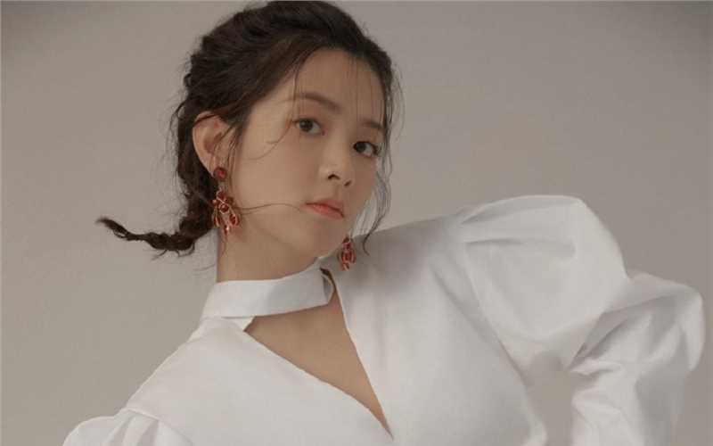 陈昊宇俏皮羊角辫白色裙子少女风时尚