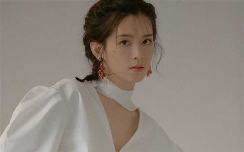 陈昊宇俏皮羊角辫白色裙子少女风时尚