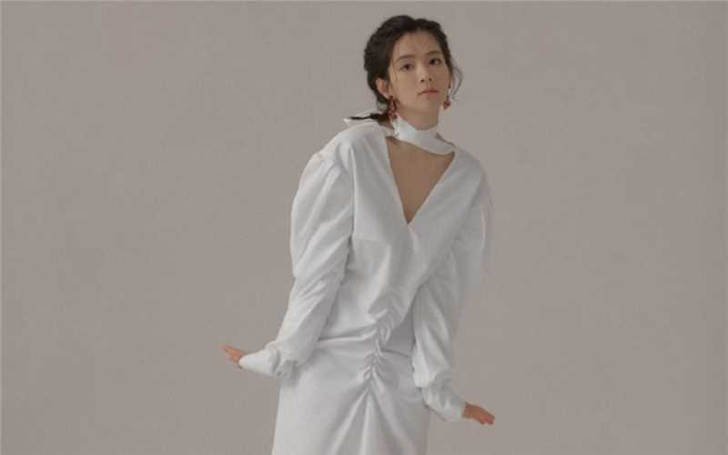 陈昊宇俏皮羊角辫白色裙子少女风时尚