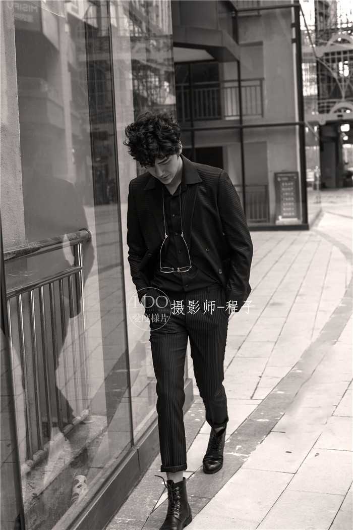 优质情侣地铁街头时尚潮流酷帅拍摄效果图片图片