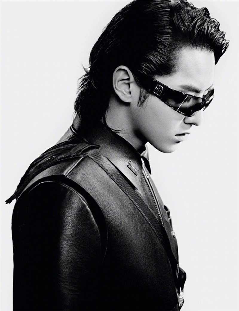 吴亦凡戴墨镜未来感背头黑白时尚图片