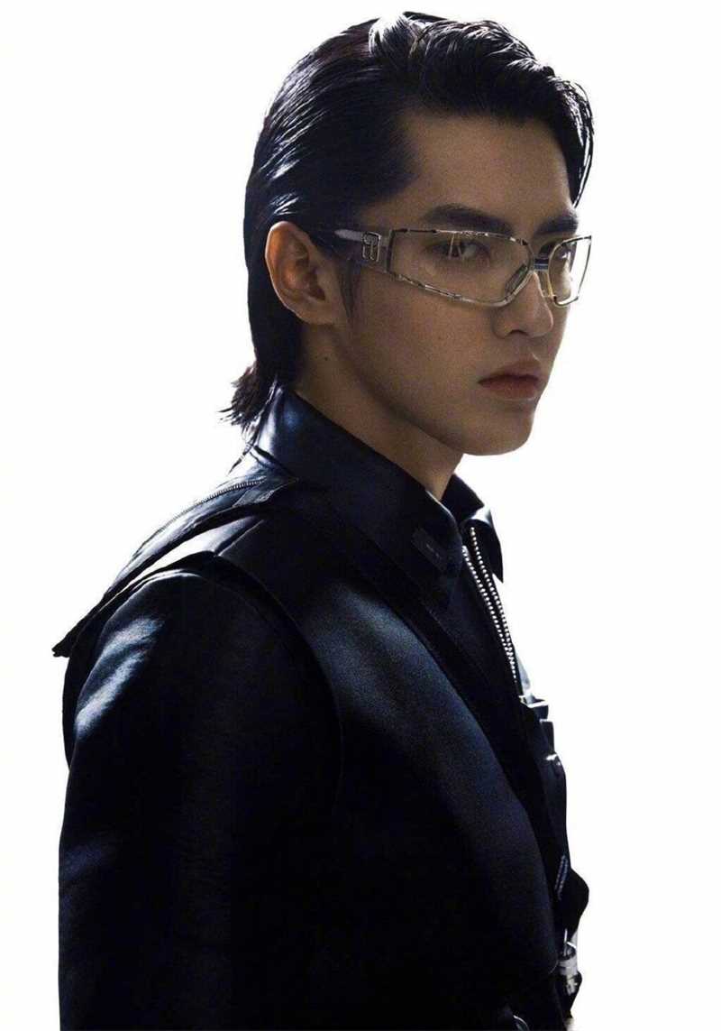 吴亦凡戴墨镜未来感背头黑白时尚图片