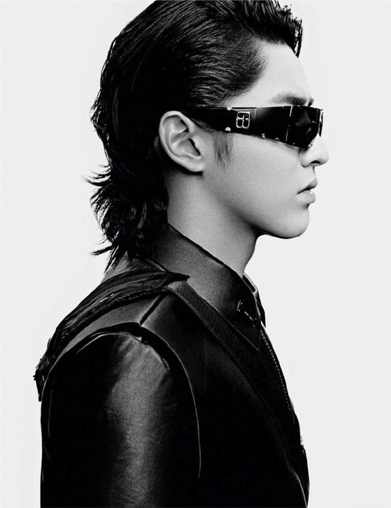 吴亦凡戴墨镜未来感背头黑白时尚图片
