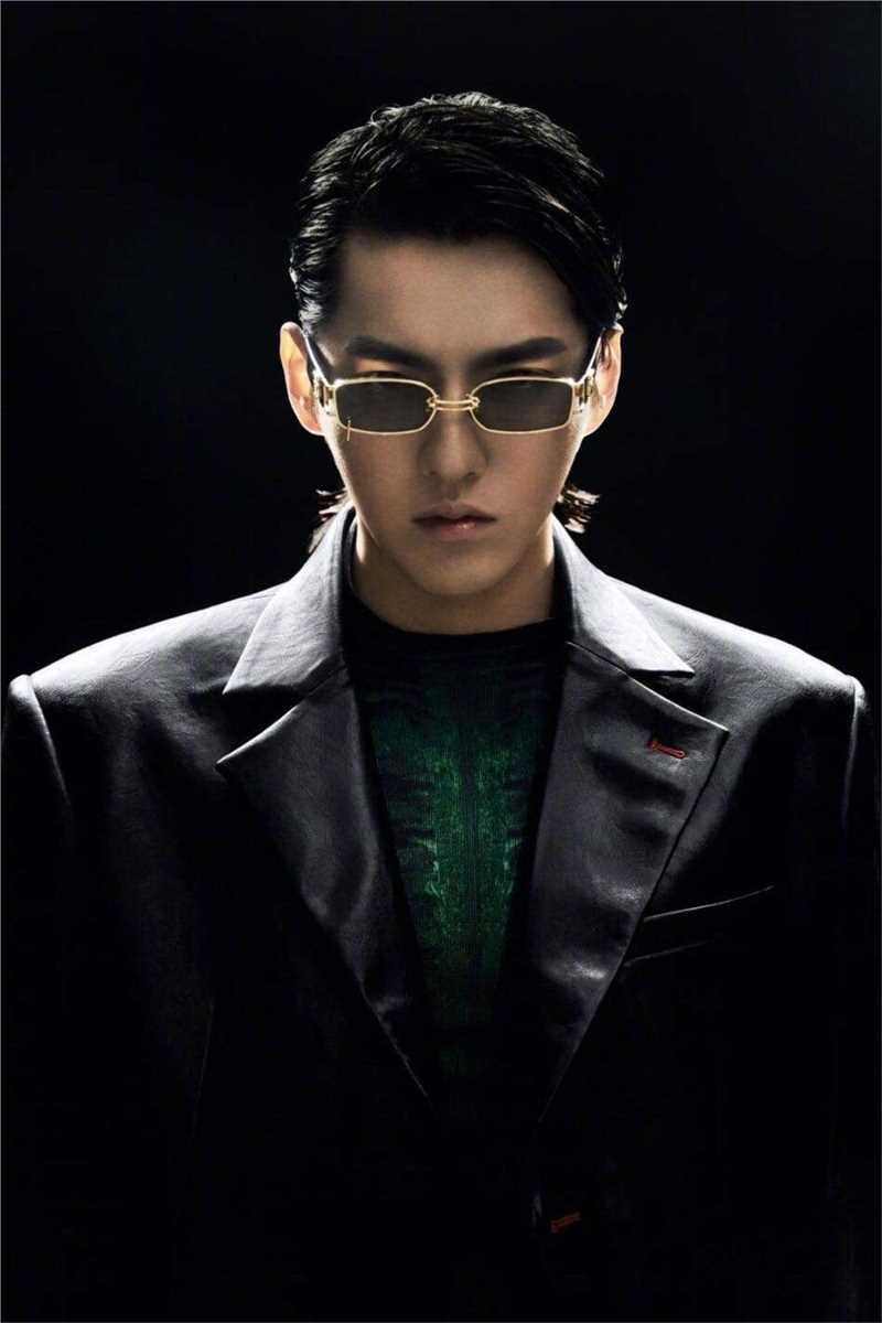 吴亦凡戴墨镜未来感背头黑白时尚图片