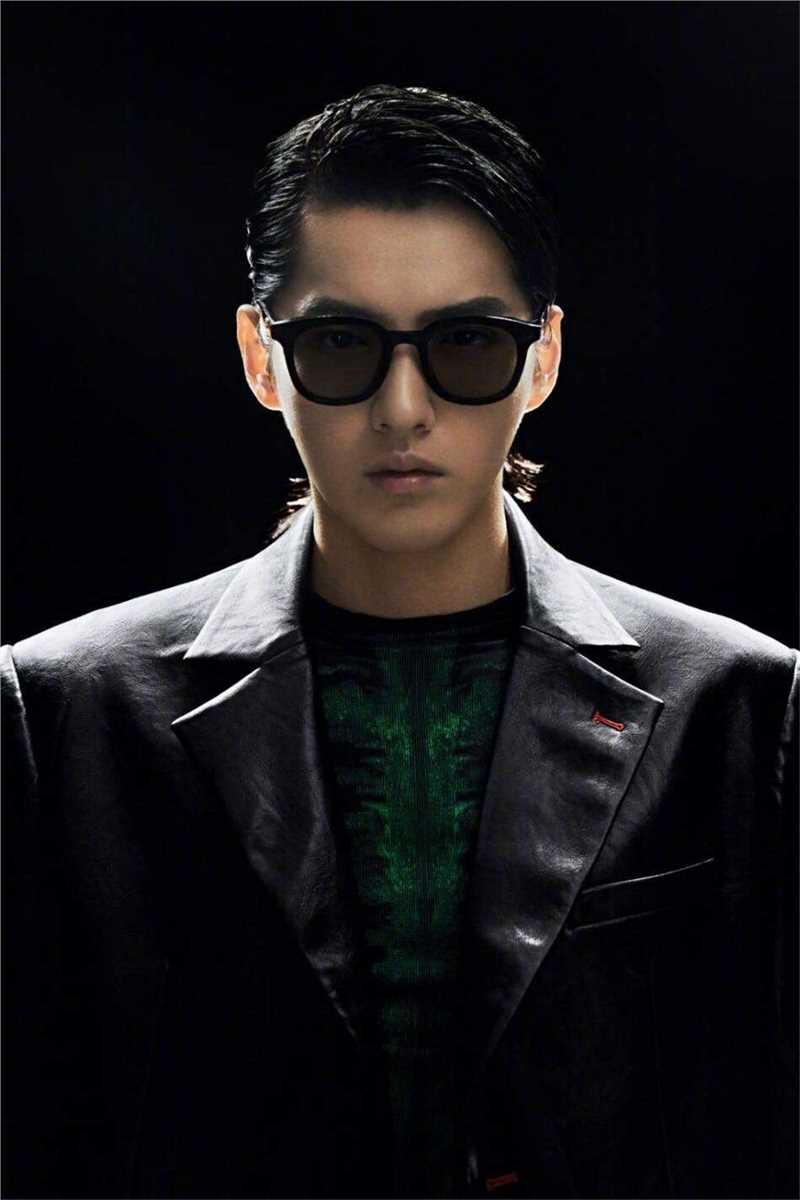 吴亦凡戴墨镜未来感背头黑白时尚图片