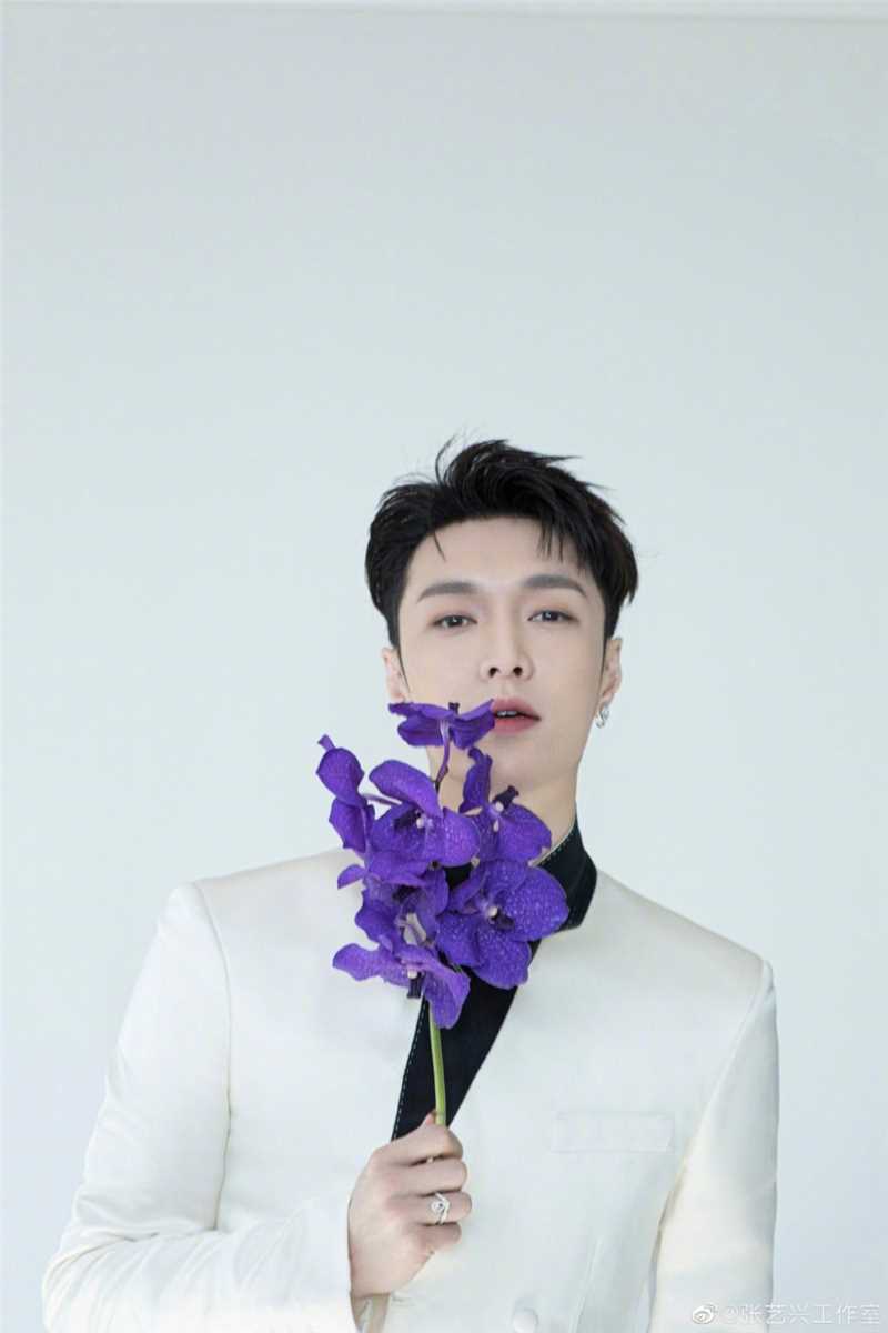 最新张艺兴手捧鲜花时尚白色西装拍摄图片图集