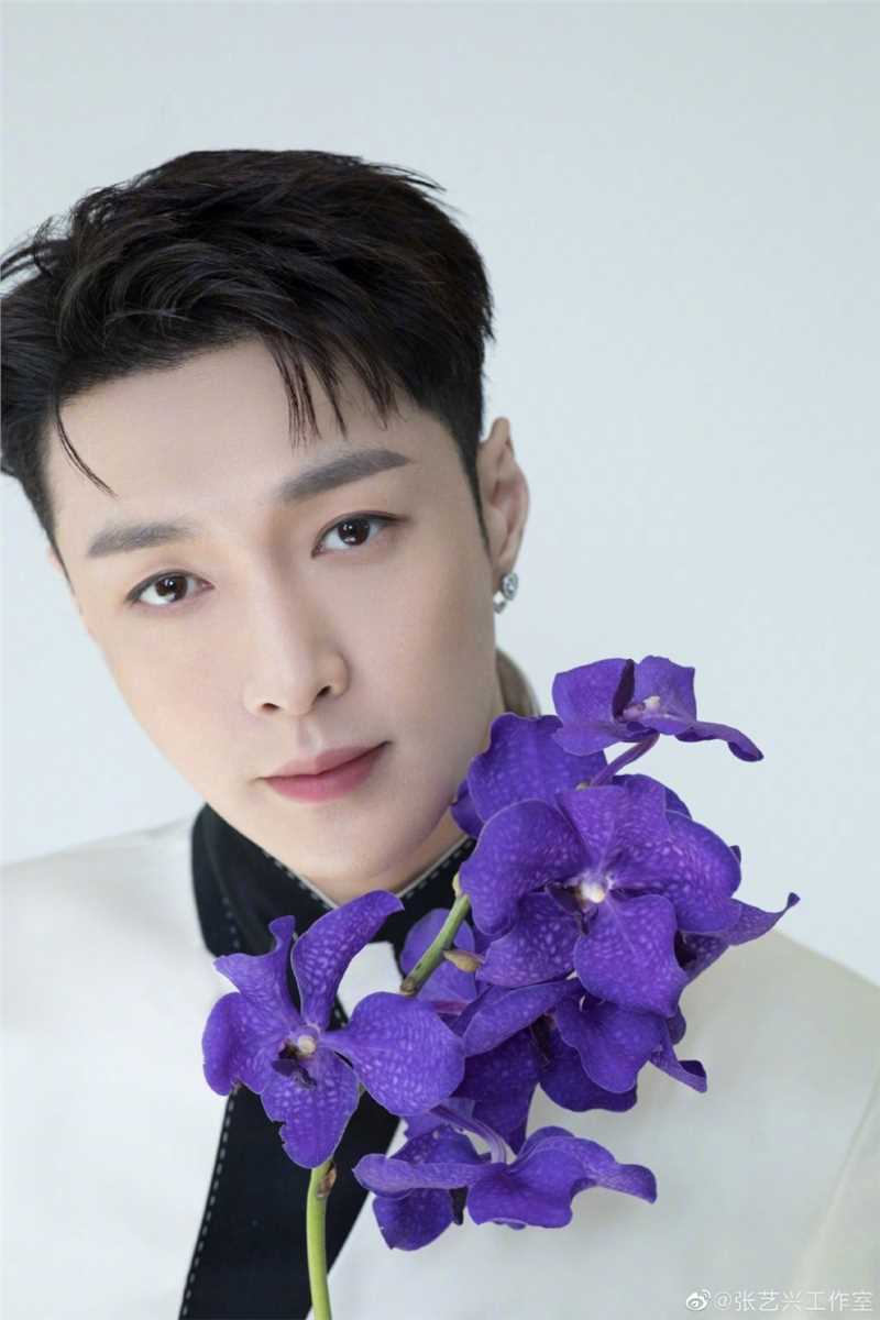 最新张艺兴手捧鲜花时尚白色西装拍摄图片图集