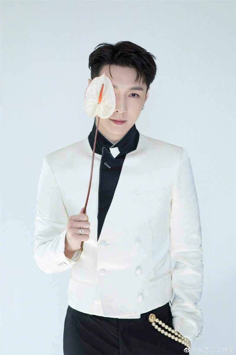 最新张艺兴手捧鲜花时尚白色西装拍摄图片图集