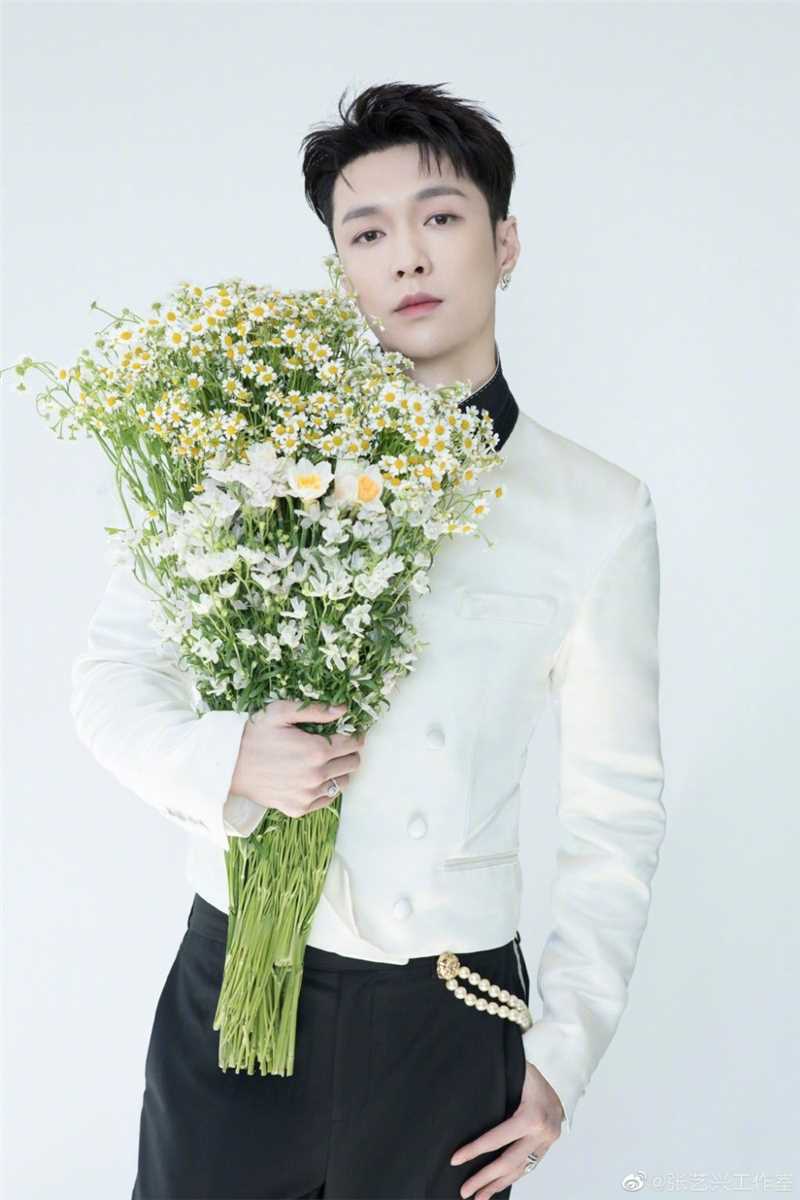 最新张艺兴手捧鲜花时尚白色西装拍摄图片图集