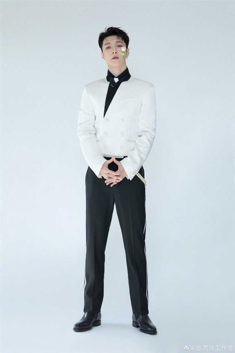 最新张艺兴手捧鲜花时尚白色西装拍摄图片图集
