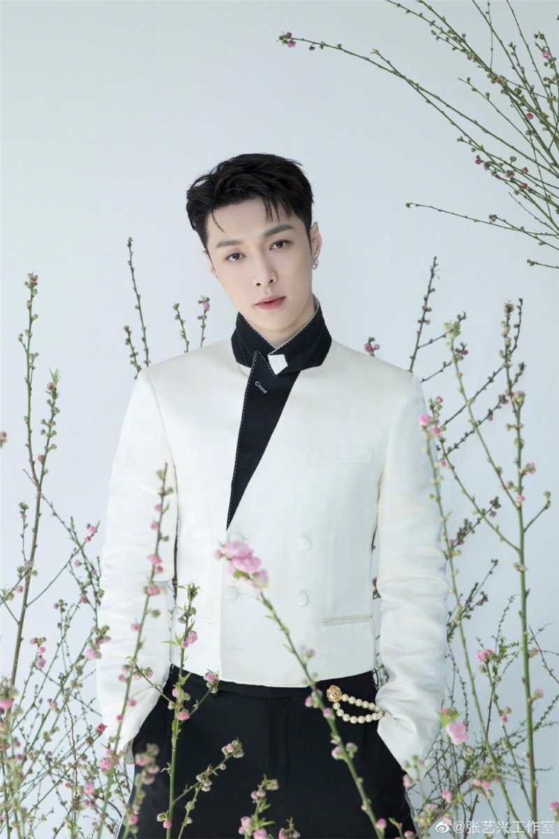 最新张艺兴手捧鲜花时尚白色西装拍摄图片图集