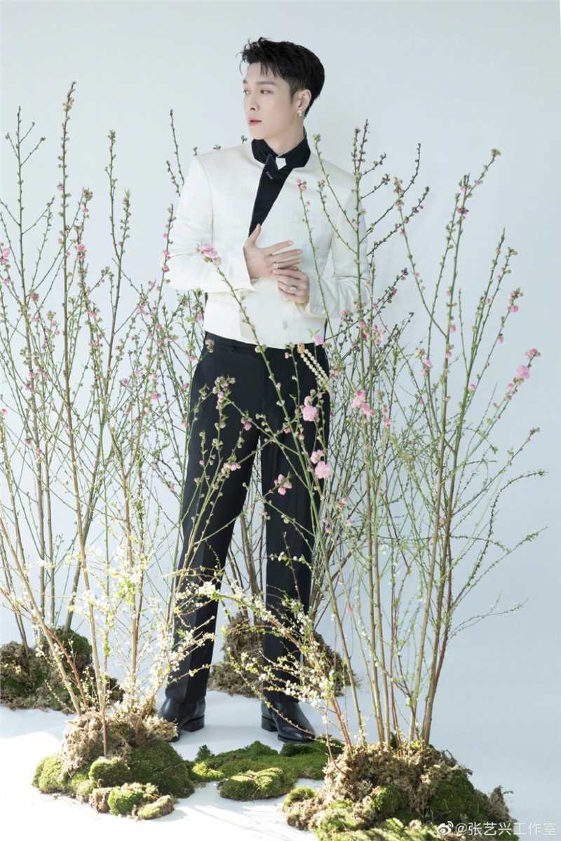 最新张艺兴手捧鲜花时尚白色西装拍摄图片图集