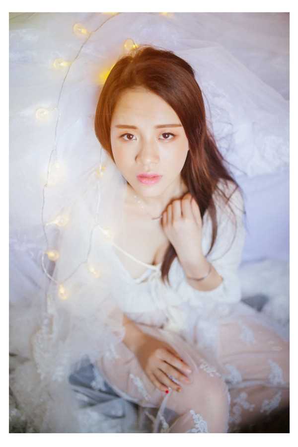 特别专辑成熟的美女性感薄纱床上白色深v裙子图片