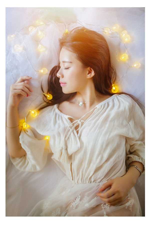 特别专辑成熟的美女性感薄纱床上白色深v裙子图片