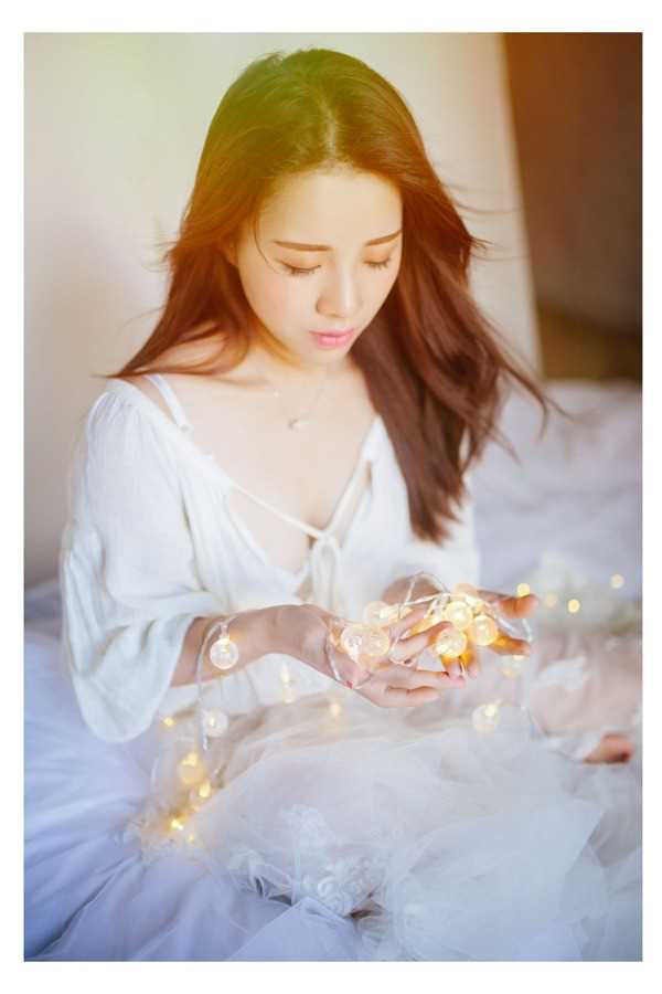 特别专辑成熟的美女性感薄纱床上白色深v裙子图片