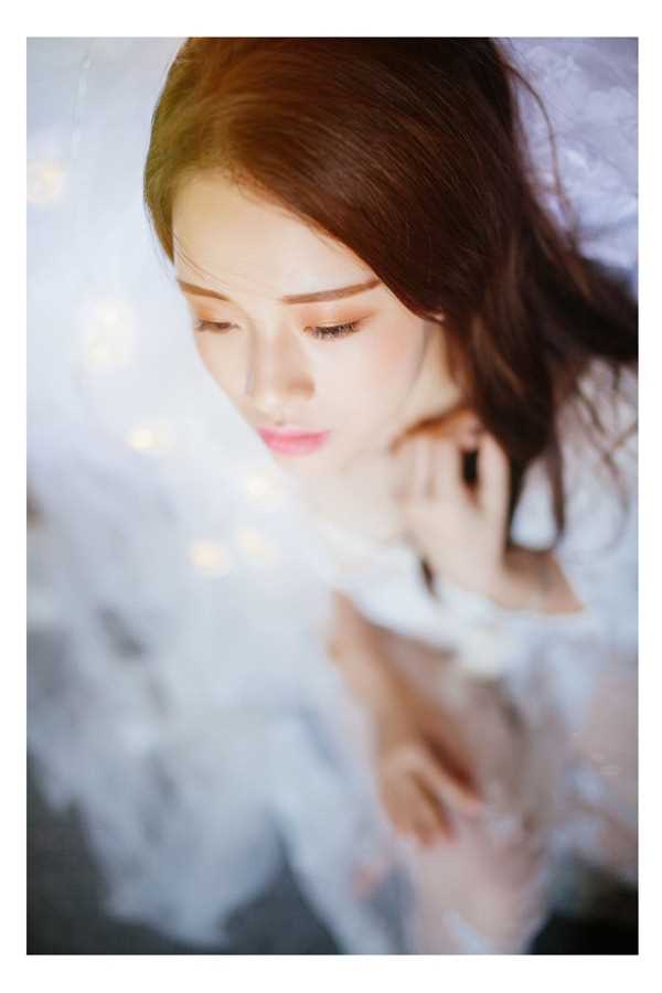 特别专辑成熟的美女性感薄纱床上白色深v裙子图片