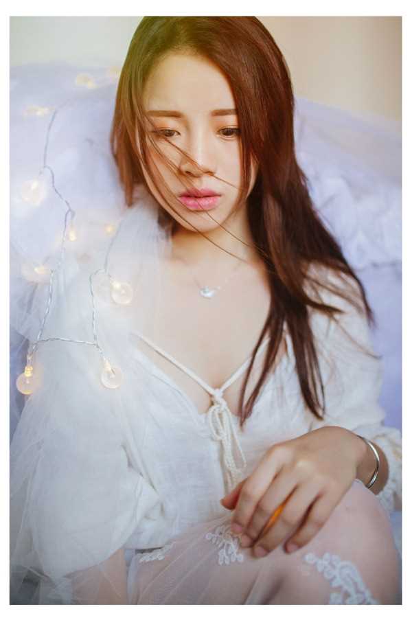 特别专辑成熟的美女性感薄纱床上白色深v裙子图片