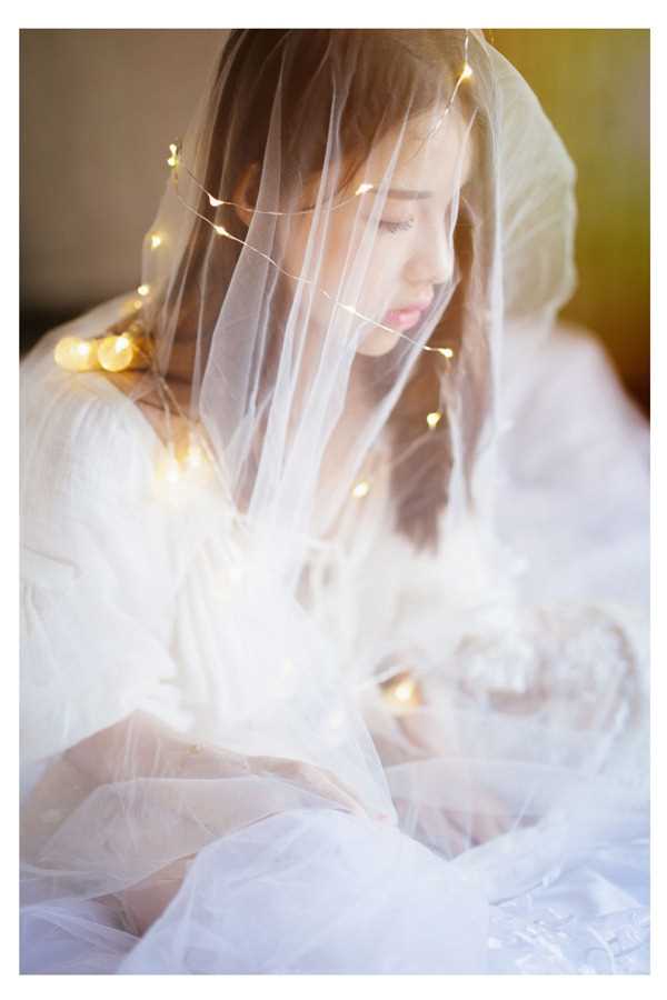 特别专辑成熟的美女性感薄纱床上白色深v裙子图片