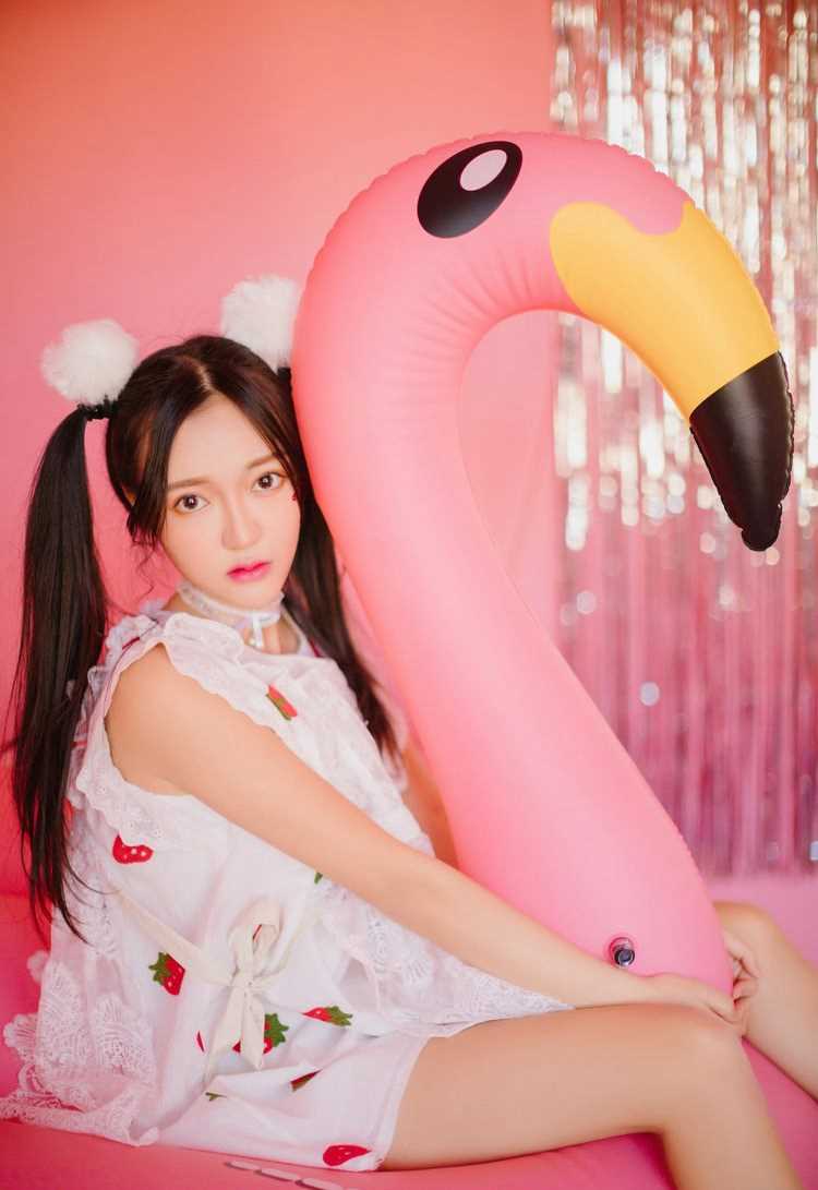 特别专辑成熟的美女性感薄纱床上白色深v裙子图片