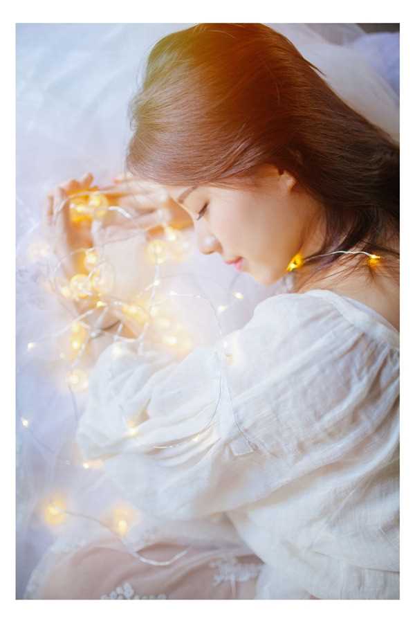 特别专辑成熟的美女性感薄纱床上白色深v裙子图片