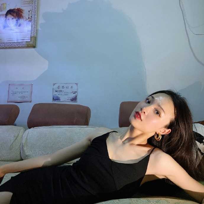 性感网红美女黑色吊带裙白皙锁骨诱惑图片