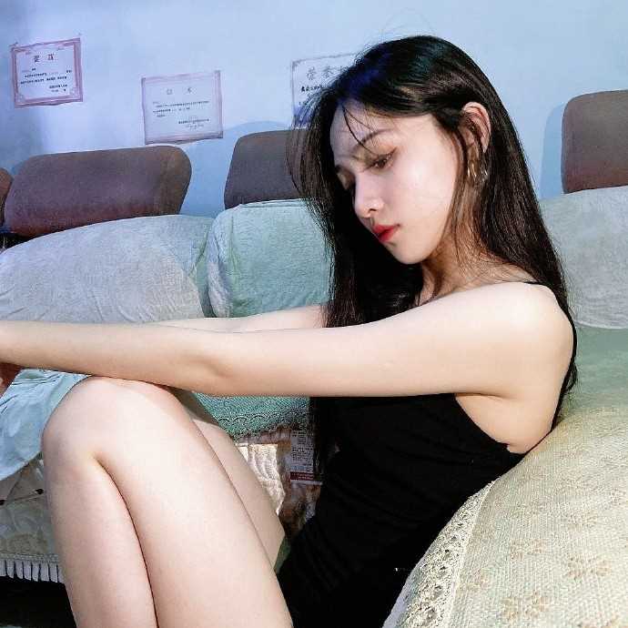 性感网红美女黑色吊带裙白皙锁骨诱惑图片