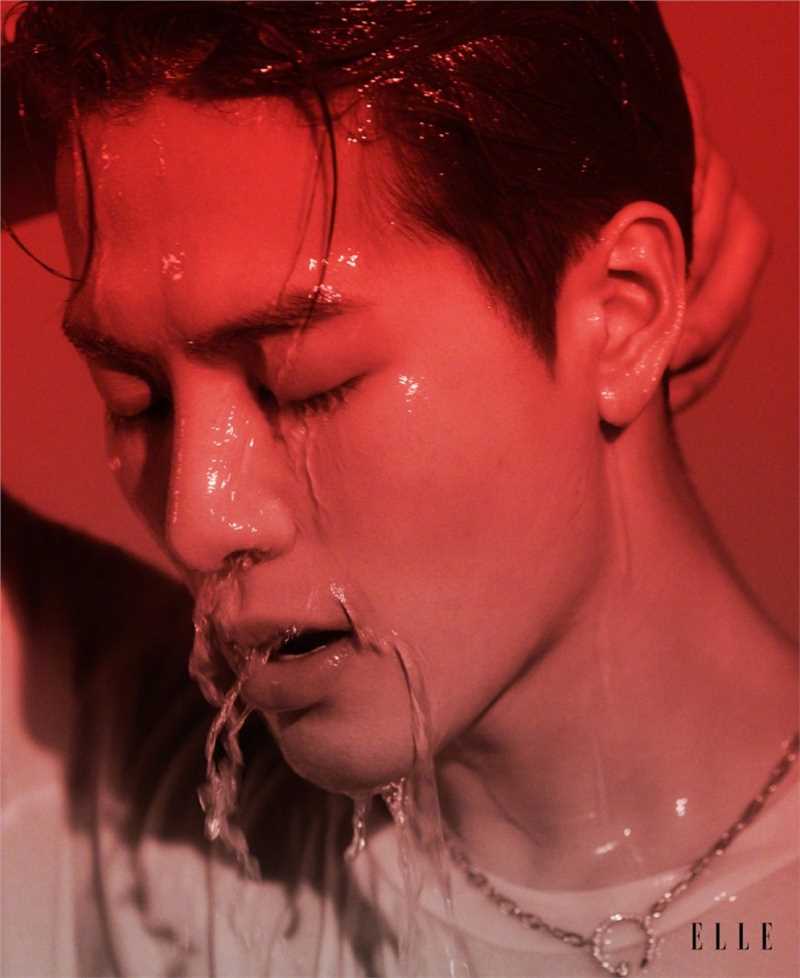 优质王嘉尔时尚杂志封面湿身背心性感腹肌照图片