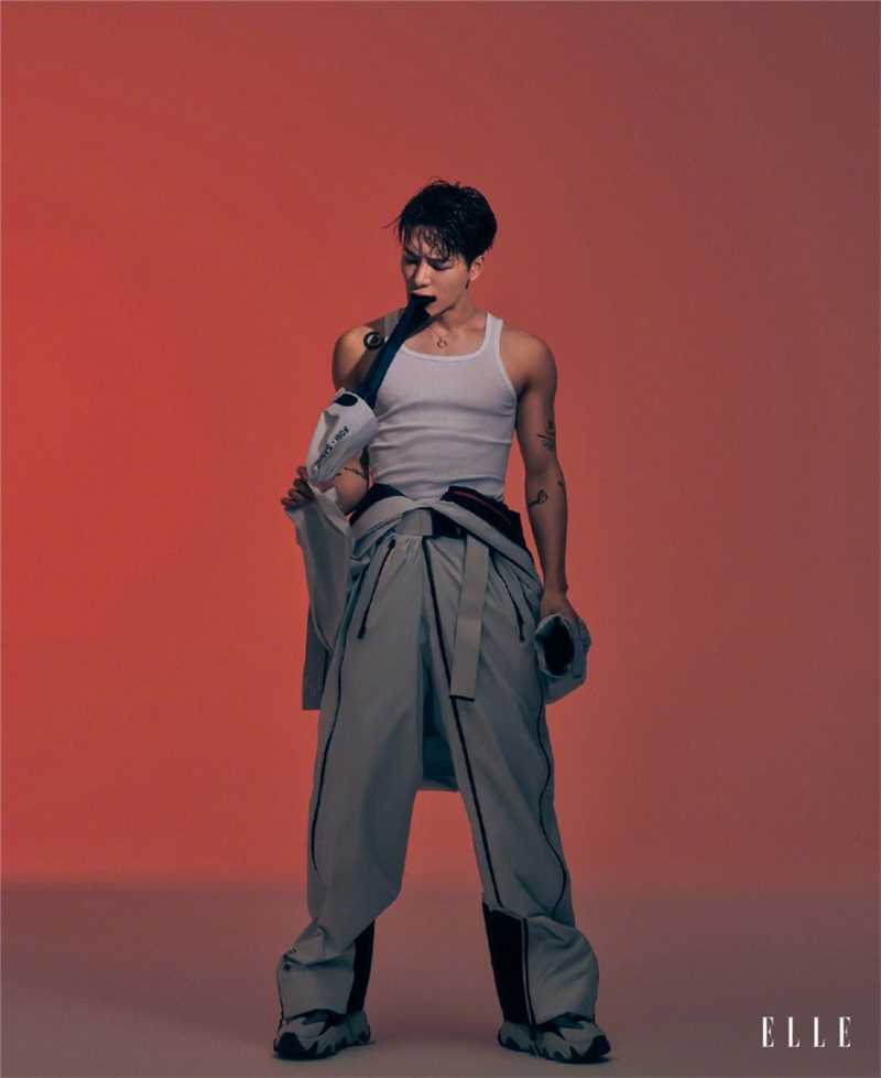 优质王嘉尔时尚杂志封面湿身背心性感腹肌照图片