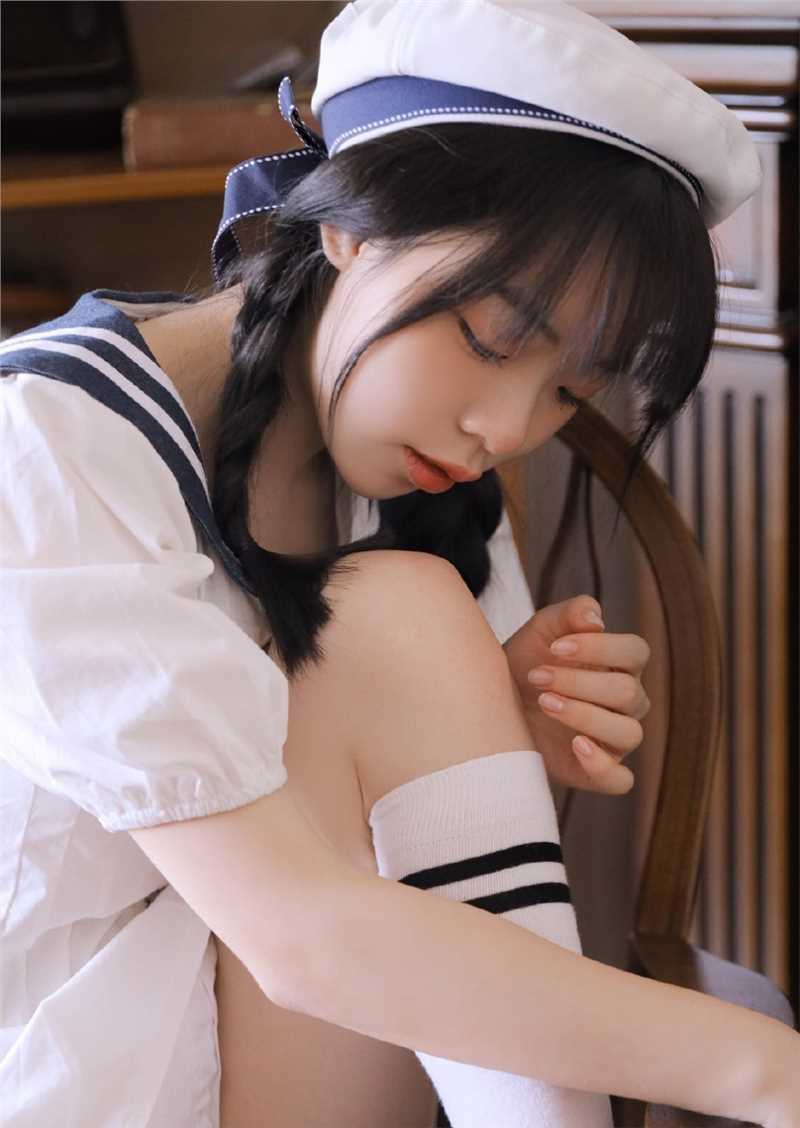 特别专辑海军服小姐姐白色长筒袜大长腿清纯风集图片